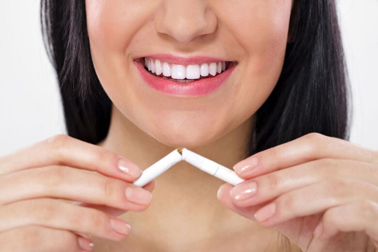 The girl broke a cigarette